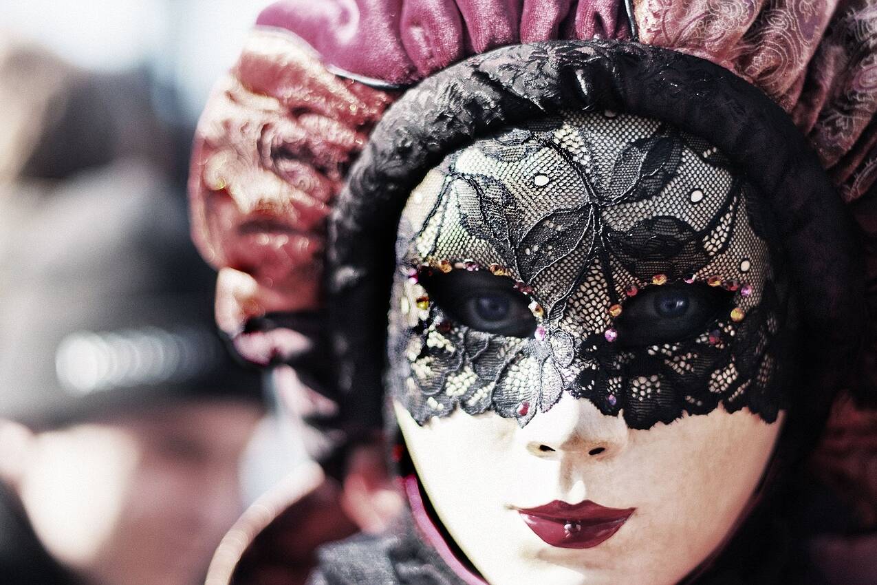 Creepy poker rules image of woman in a venetian-style mask